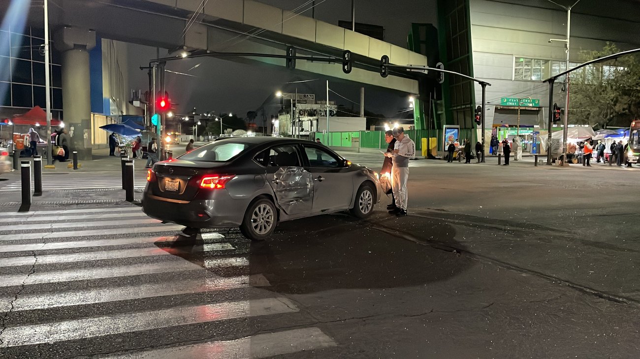 Autobús embiste a automóvil en la avenida Colón