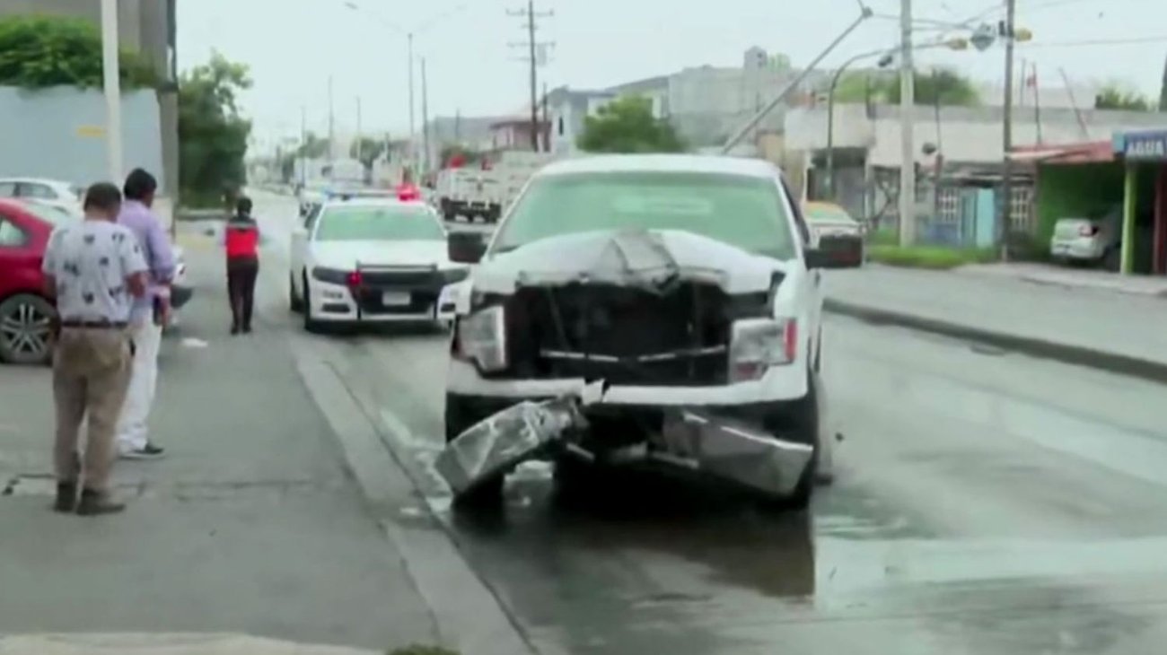 Conductor derrapa y derriba luminaria en Monterrey