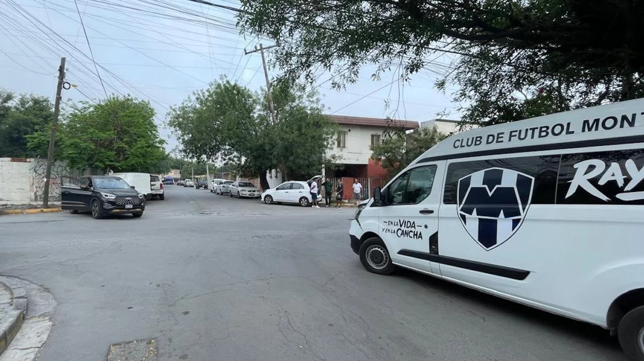 Chocan camionetas; conductora resulta con golpes