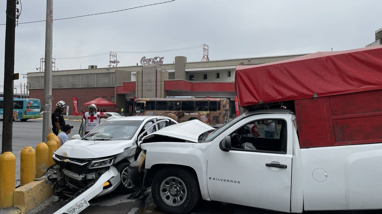 Choque deja dos lesionados frente a la estación Regina