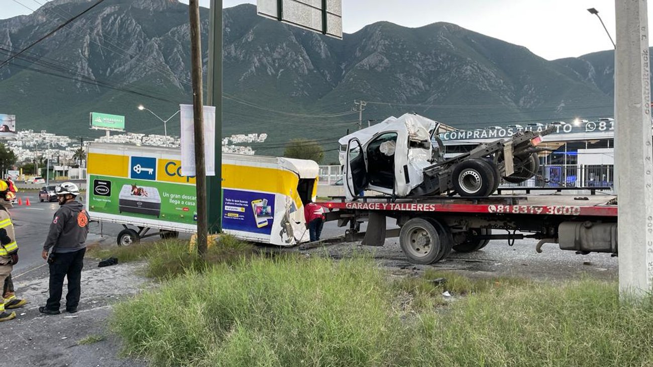 Estrella camioneta de mueblería contra anuncio vial