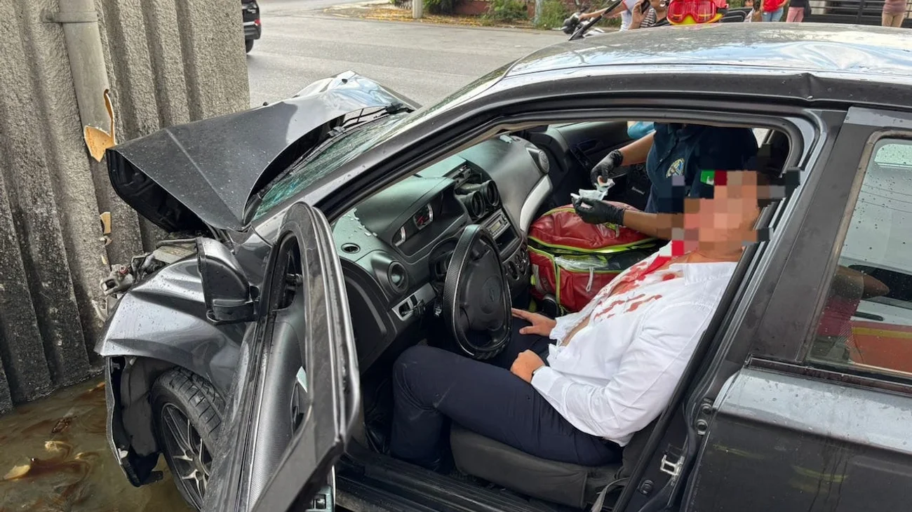 Se estrella automovilista contra columna del Metro