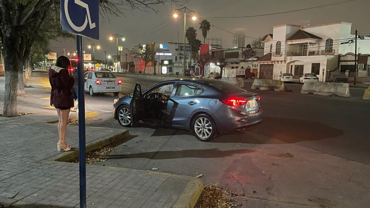 Conductora impacta su auto contra taxi de plataforma