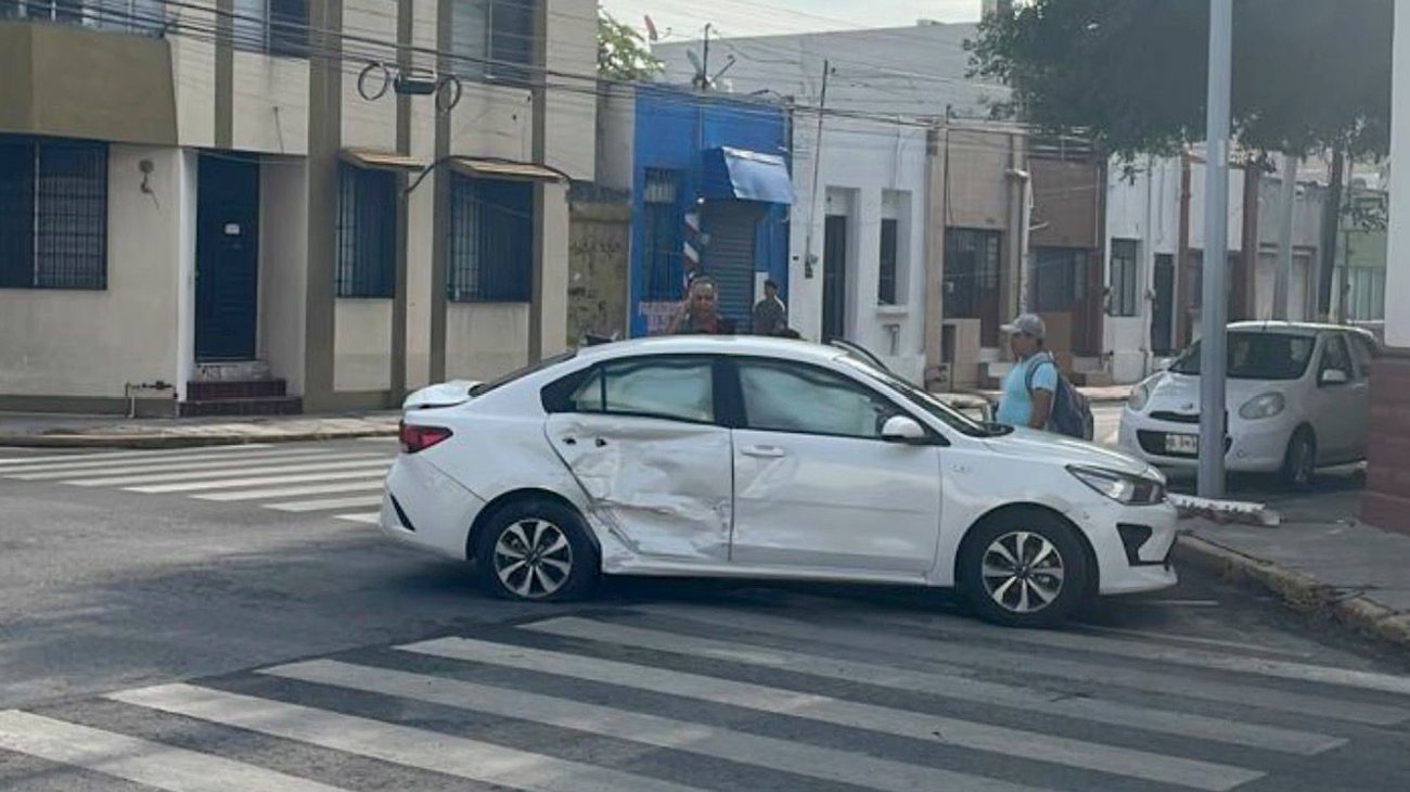 Choque entre auto y camioneta deja conductora lesionada