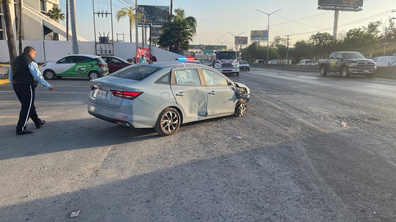 Estrella conductora su auto contra muro en Miguel Alemán