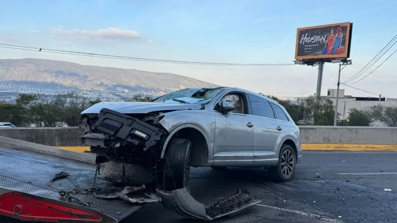 Conductor choca contra poste y se vuelca en Cumbres