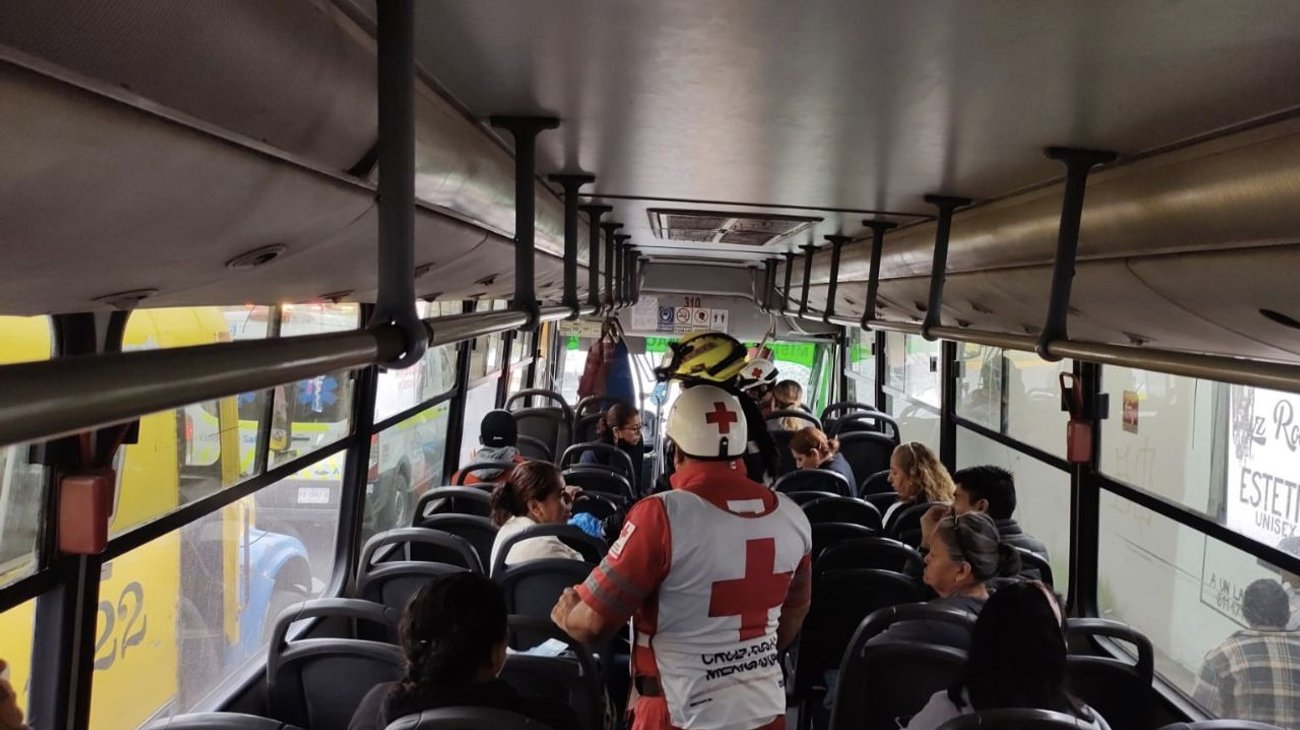Choque entre rutas urbanas deja 24 pasajeros con golpes