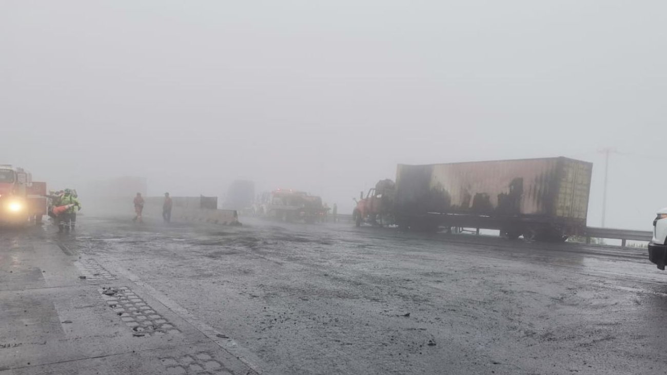 Choque de tráileres en Monterrey-Saltillo causa cierre