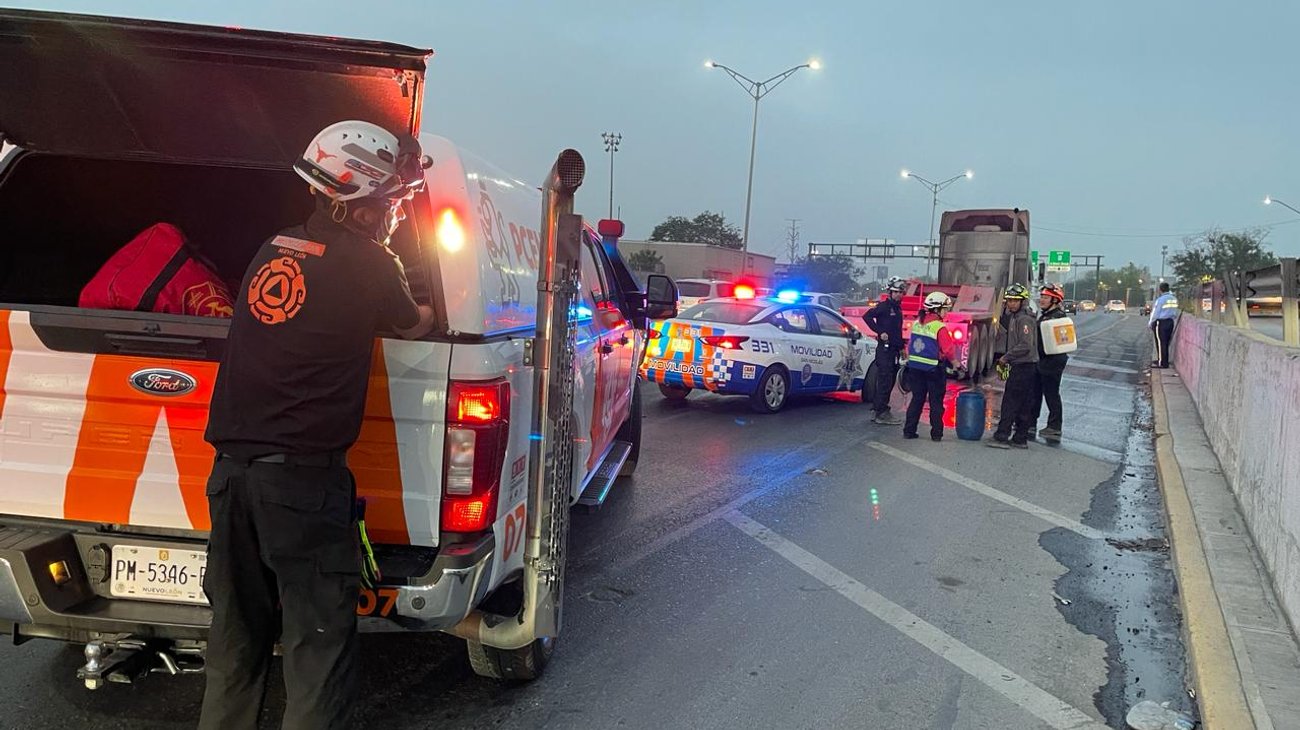 Choca tráiler contra autos y derrama diésel en Av. Nogalar