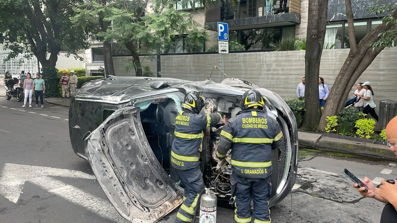 Choque en Polanco deja camioneta volcada y un herido