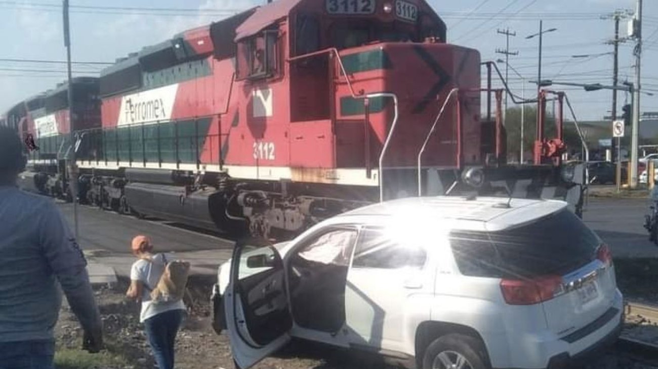 Choque entre tren y camioneta causa caos vial en Escobedo