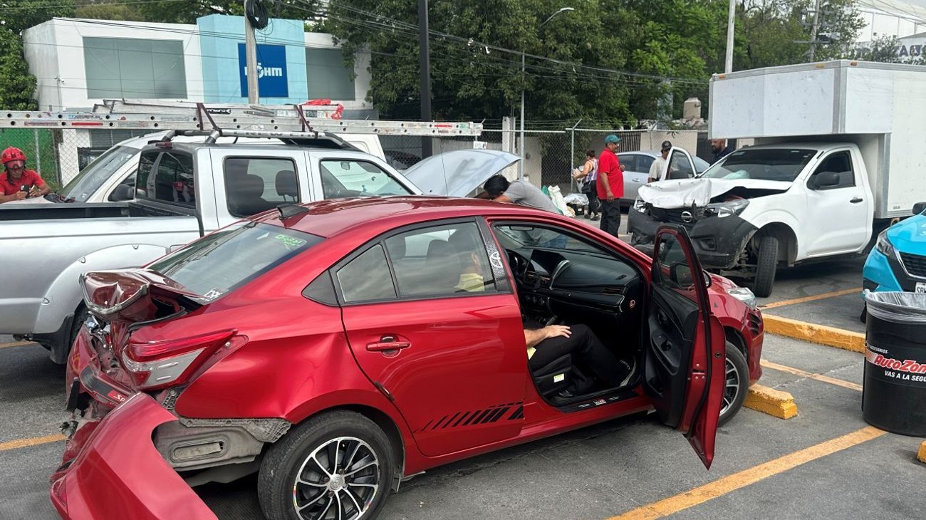 Choque en contraflujo de Garza Sada deja daños materiales