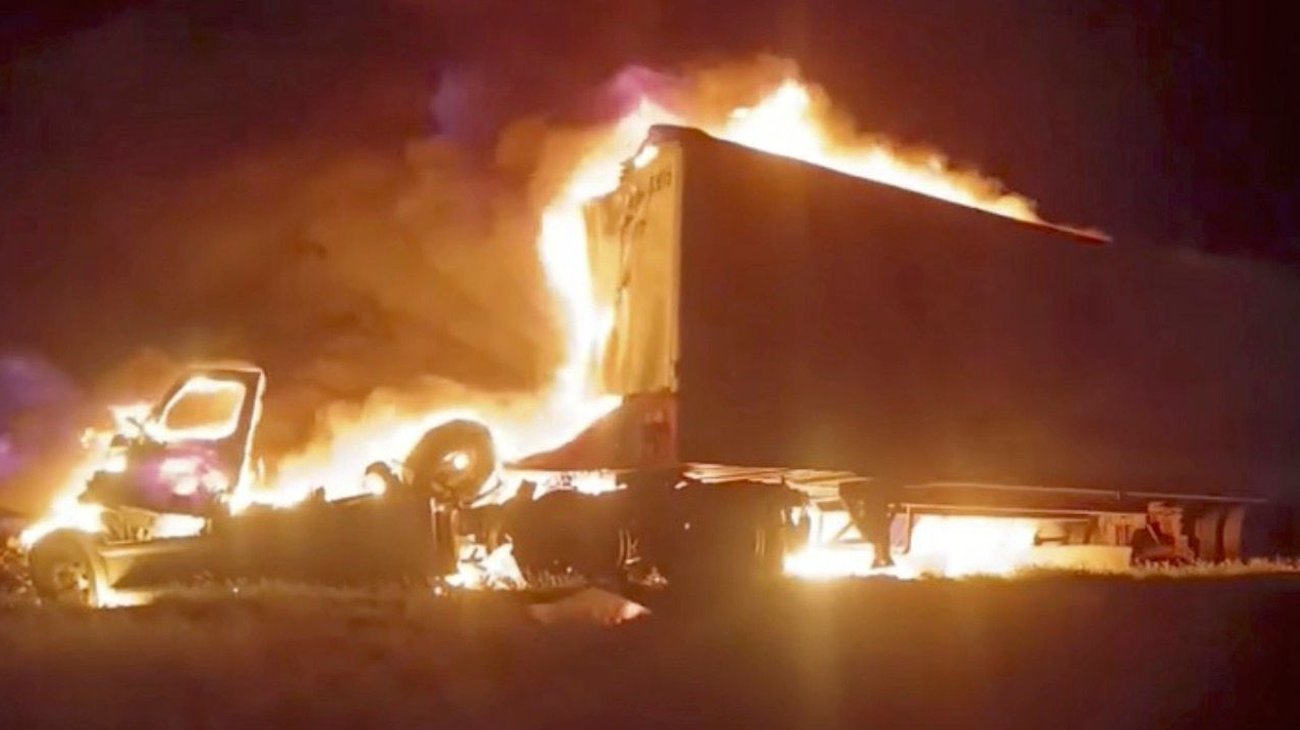 Mueren dos personas calcinadas tras choque e incendio