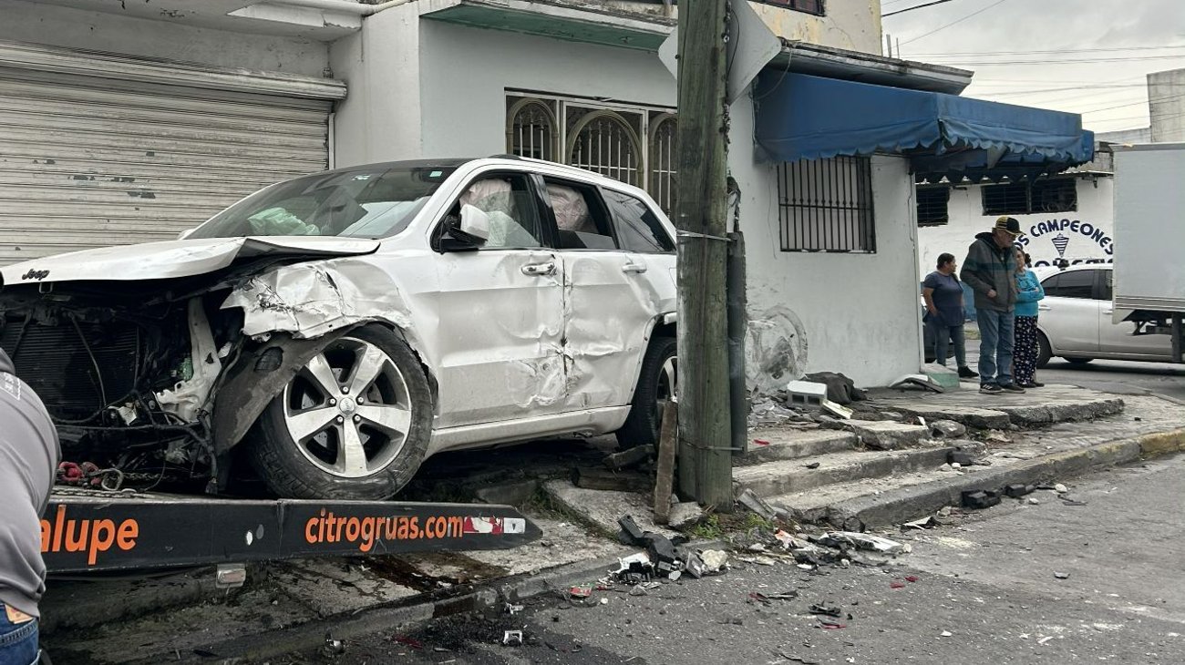 Vuelta prohibida provoca choque y proyecta una Jeep contra casa