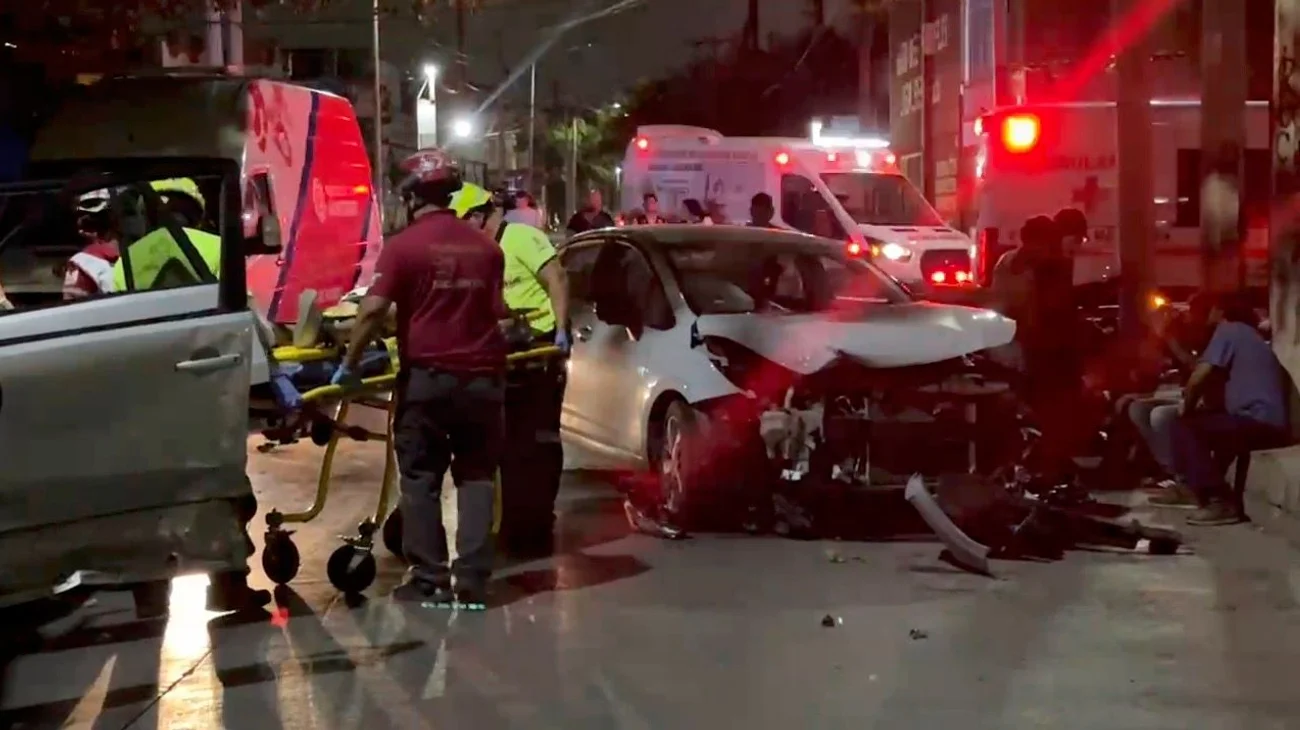 Se pasa el alto, choca camioneta y lesiona a dos mujeres 