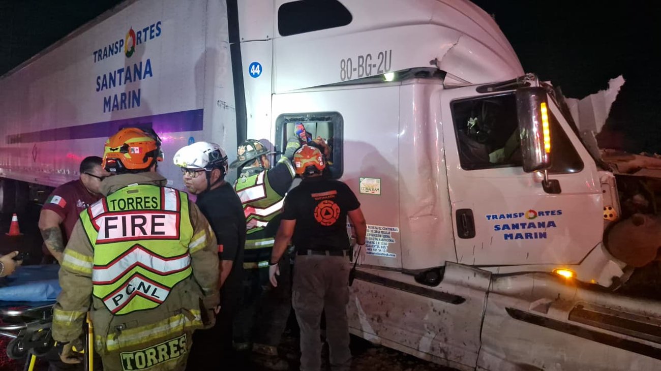 Choque entre tráileres en Santa Catarina deja conductor lesionado