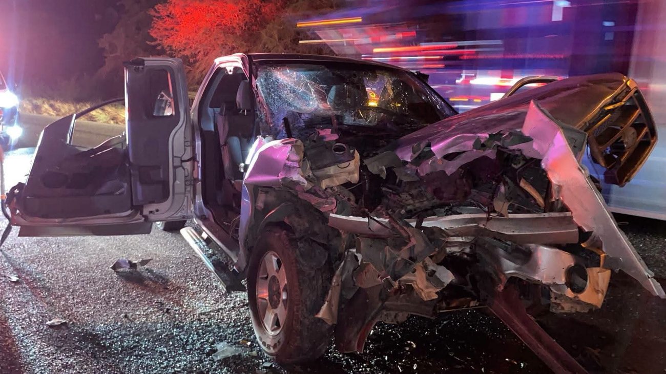 Choque contra caja de tráiler deja dos heridos graves en Linares