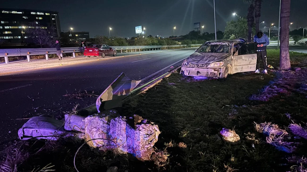 Pierde el control y choca contra farola en Morones Prieto