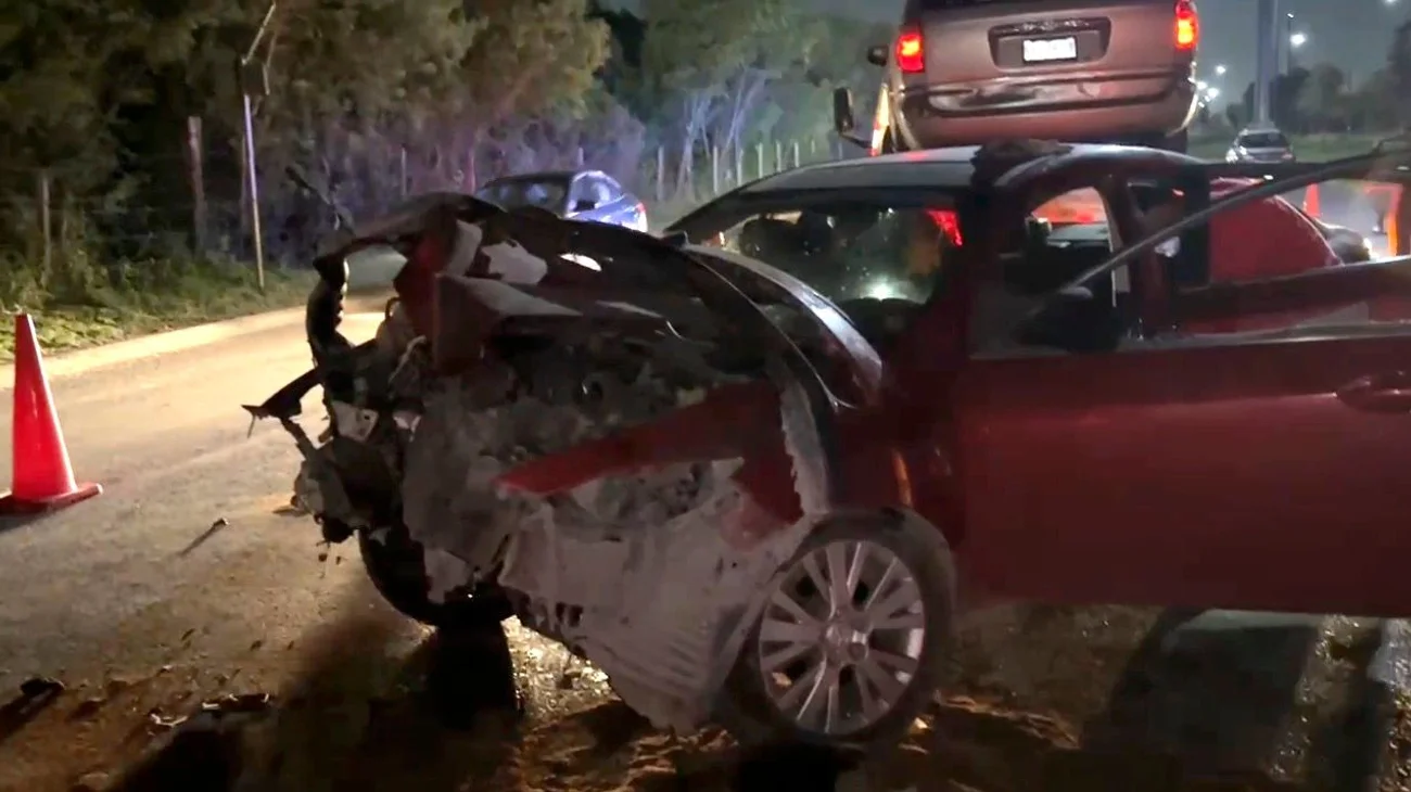 Choca auto contra tubos en Juárez; tres mujeres quedan lesionadas