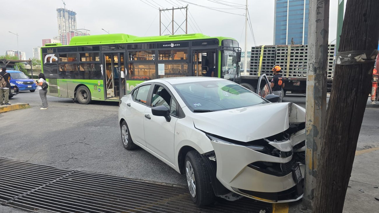 Choque entre camión urbano y vehículo particular en Monterrey
