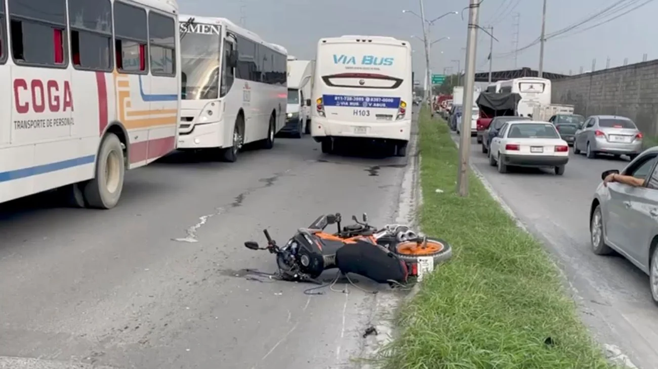 Circula motociclista en contra y se estrella con camión 