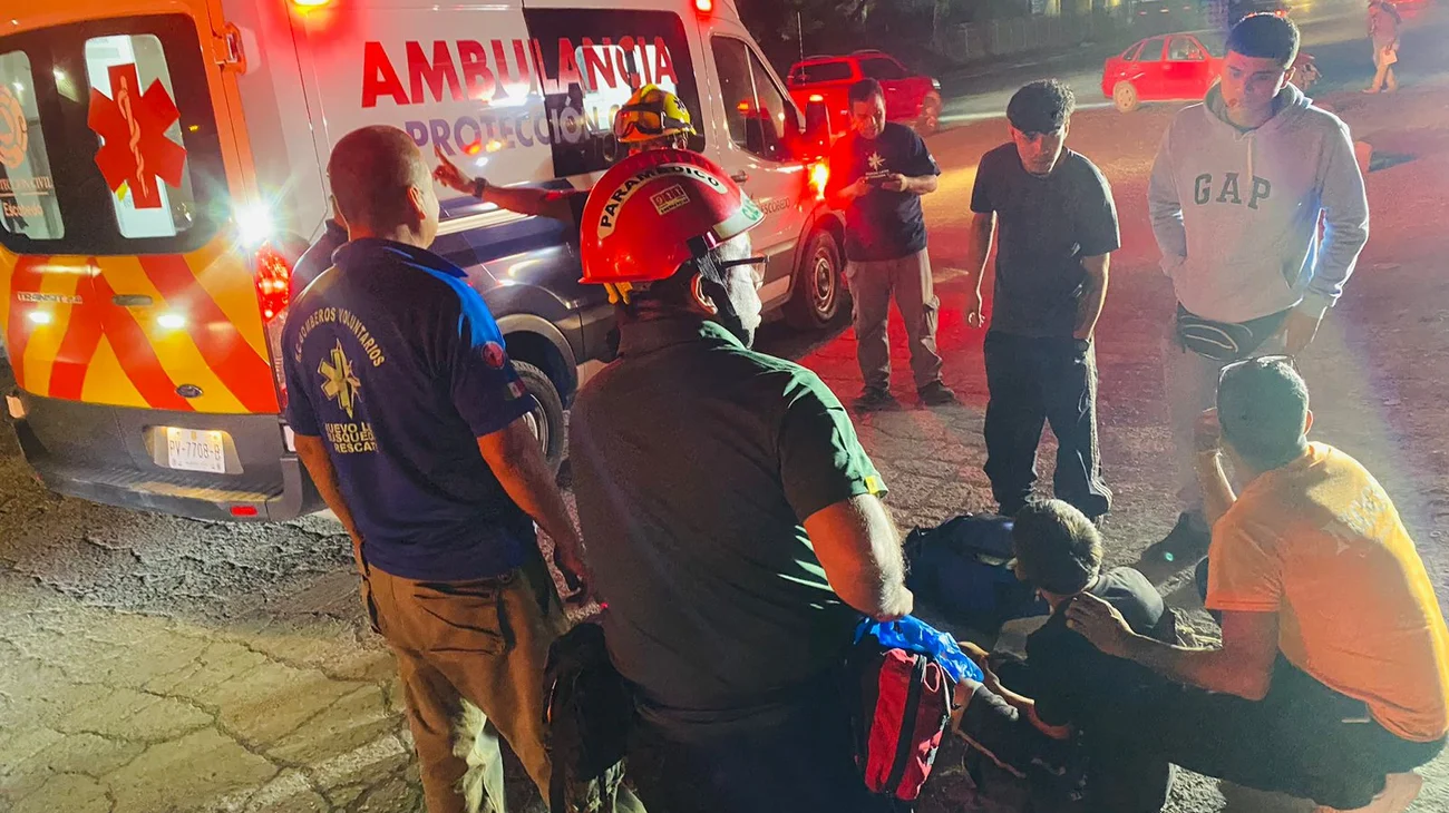Choque de motociclista deja dos lesionados en Escobedo