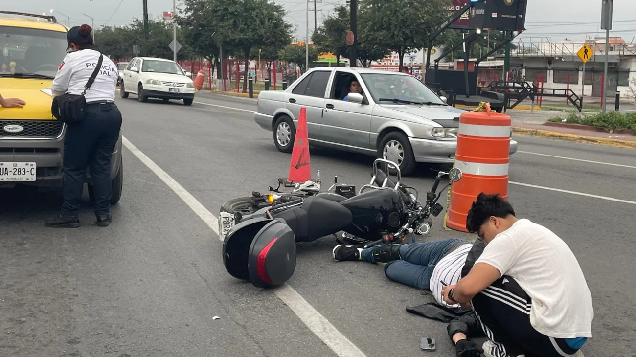Motociclista queda lesionado tras chocar contra camioneta