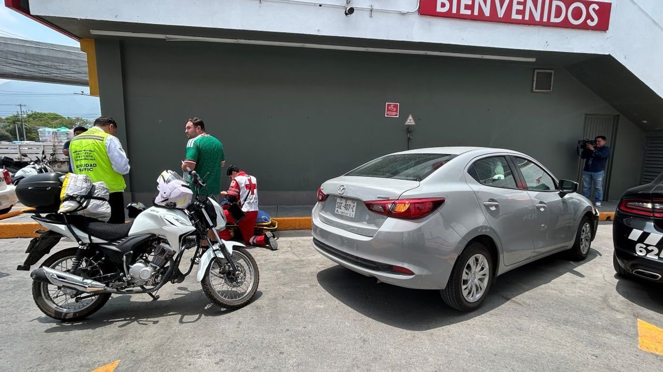 Motociclista sale ileso tras chocar con un automóvil