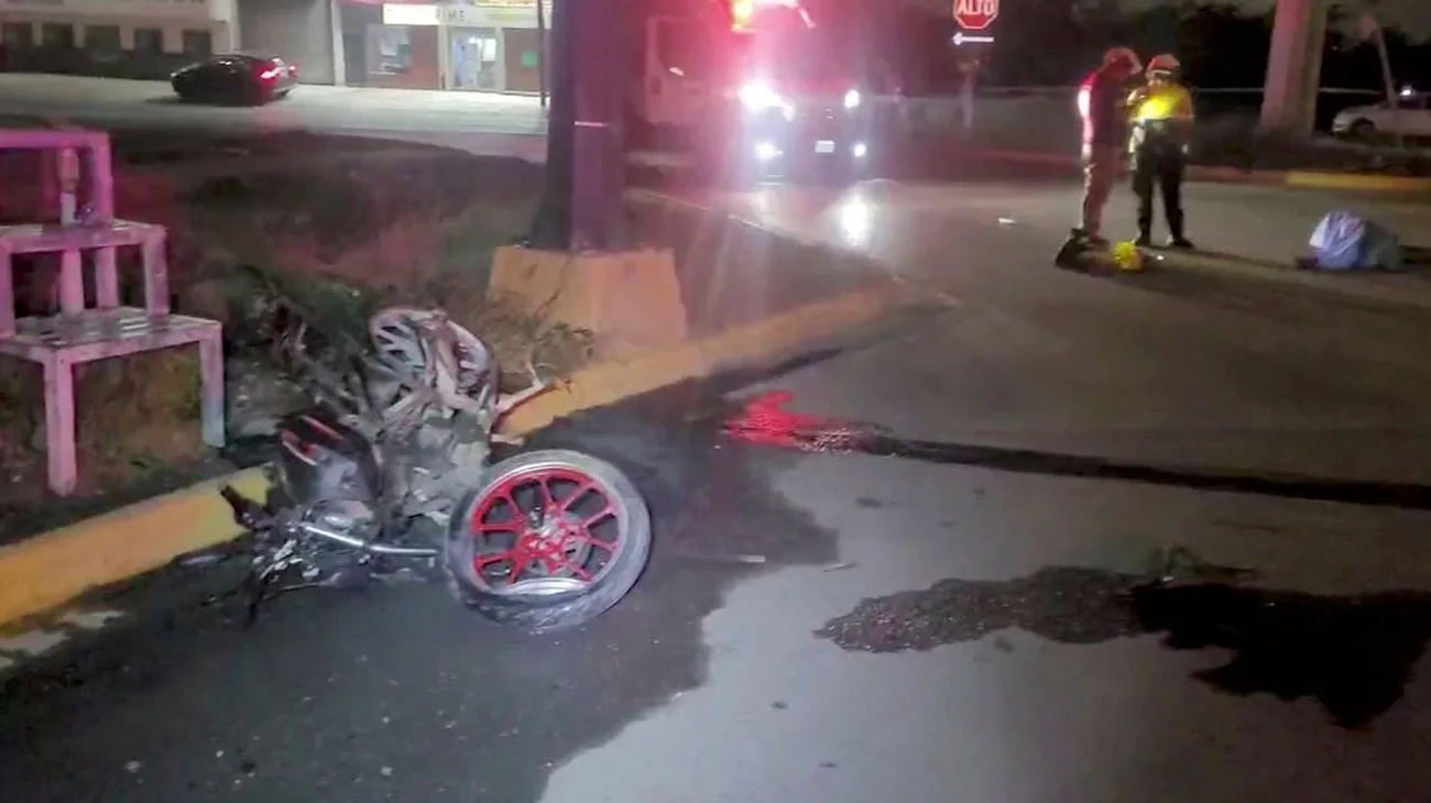 Muere motociclista tras chocar contra base de semáforo en García