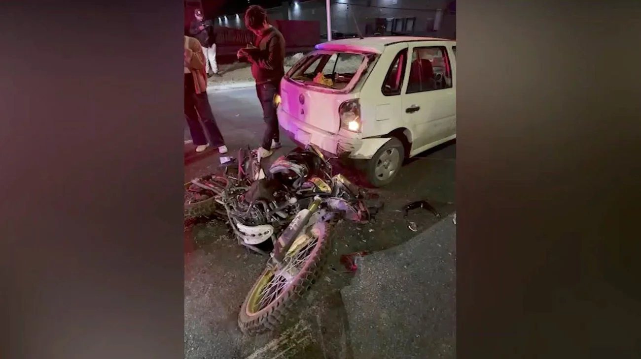 Se impacta moto contra auto; pareja resulta lesionada