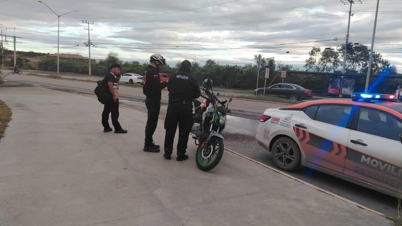 Conductor no ve a motociclista y lo embiste en Pesquería
