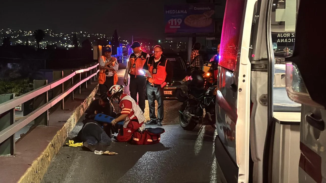 Choca motociclista contra barandal de contención en paso elevado