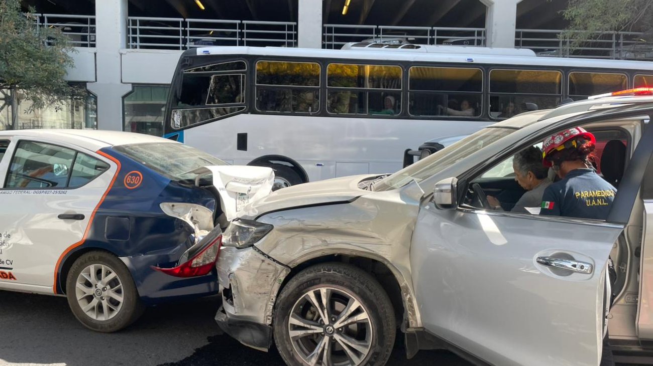 Mujer de la tercera edad provoca choque por alcance en Monterrey