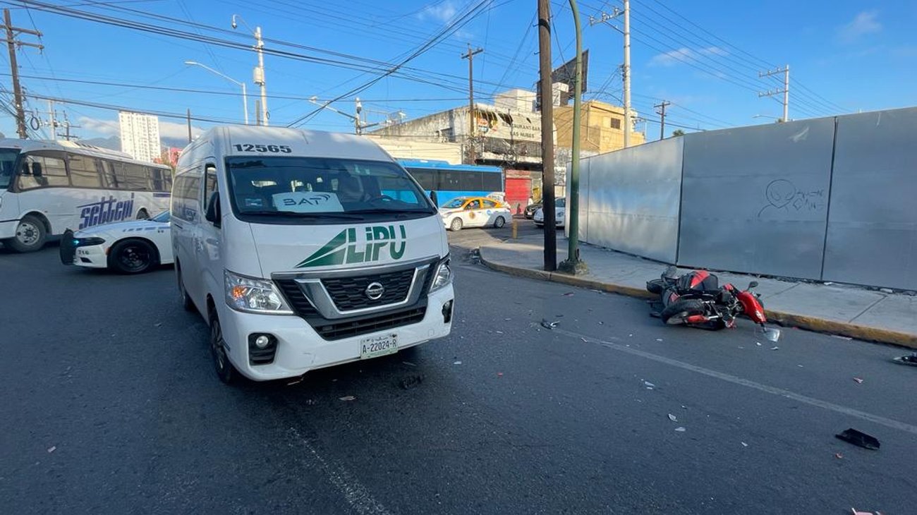 Choca mujer motociclista con camioneta al fallar semáforo
