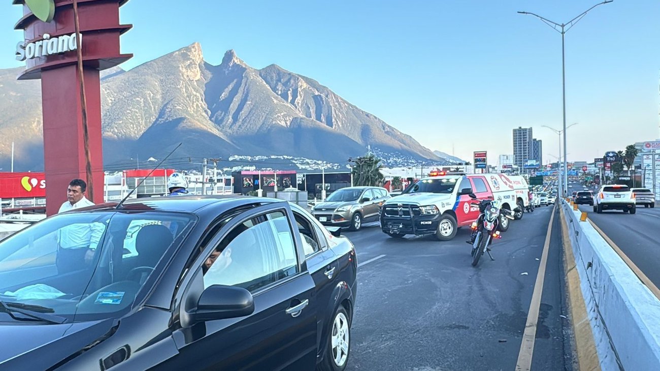 Choque múltiple en Garza Sada deja daños materiales