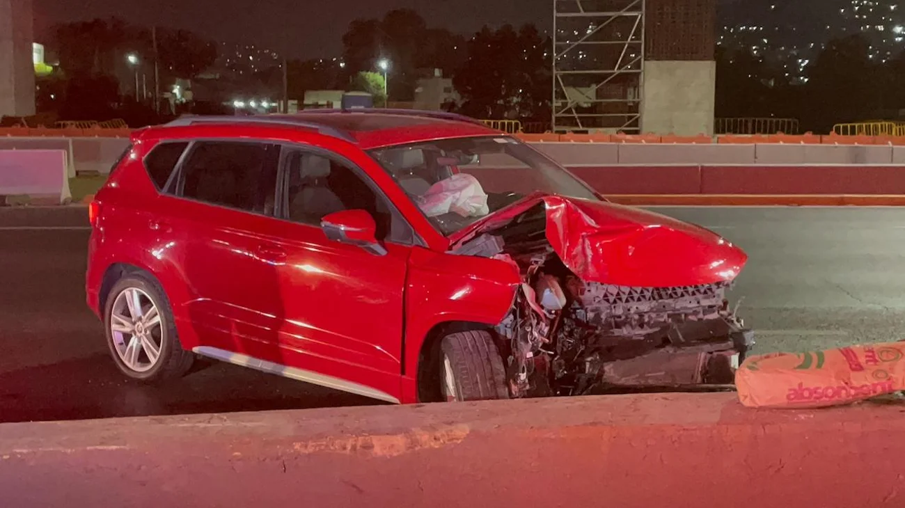 Choca conductor choca contra muro en avenida Constitución