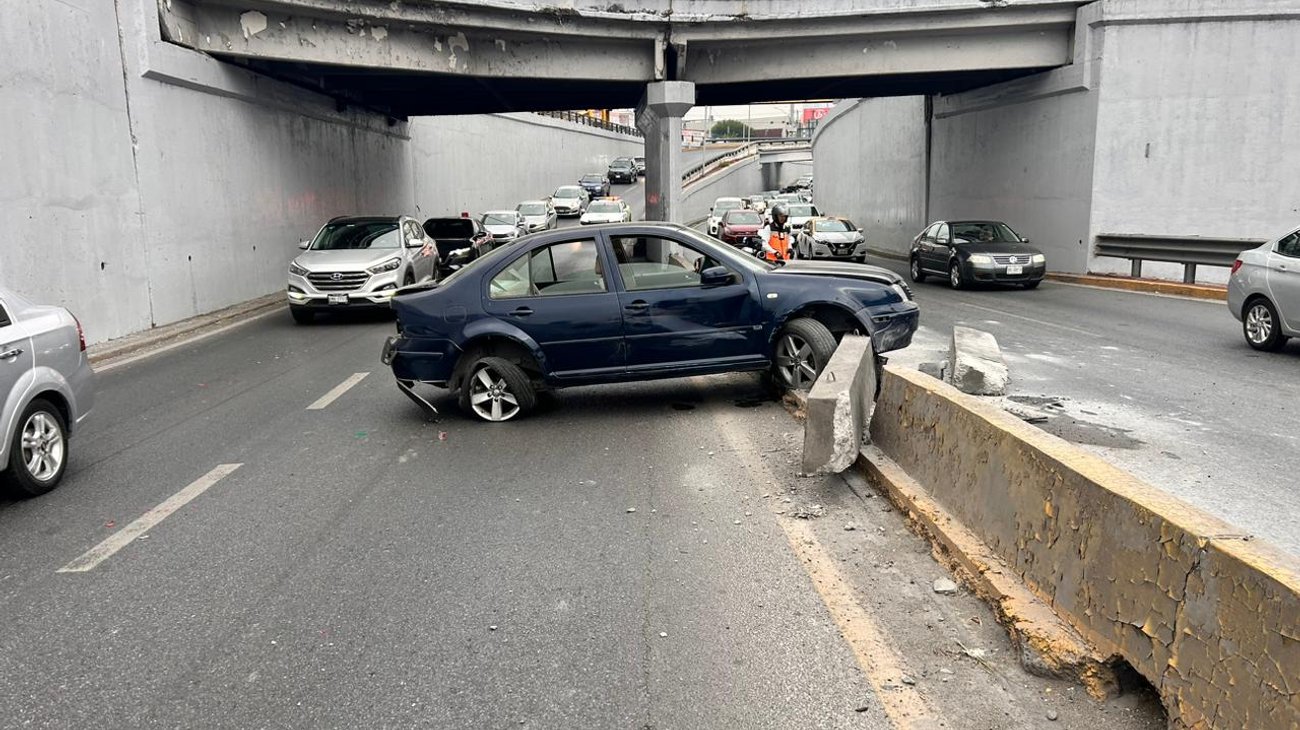 Se estrella auto contra muro; conductor se da a la fuga
