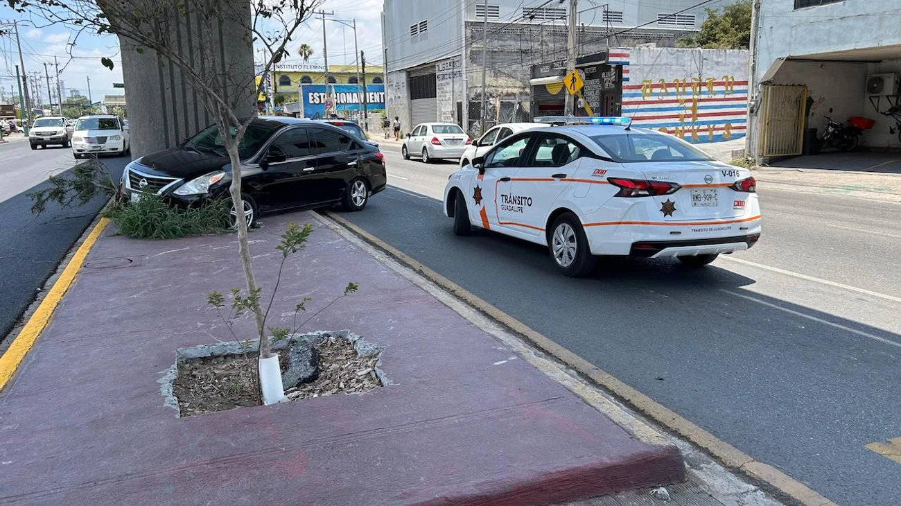 Choque provoca que vehículo termine sobre camellón