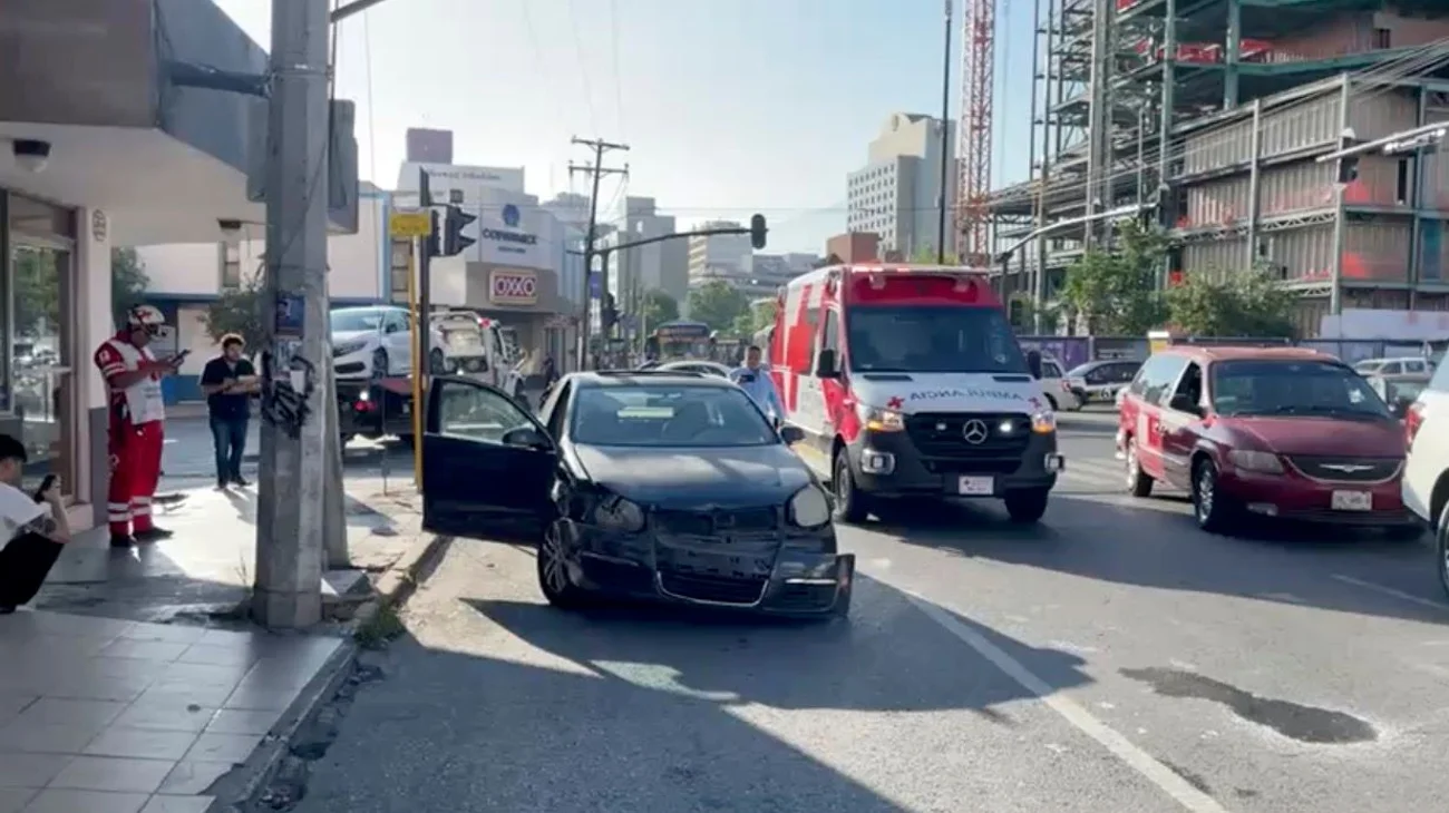 Choque deja tres lesionados en el Centro de Monterrey