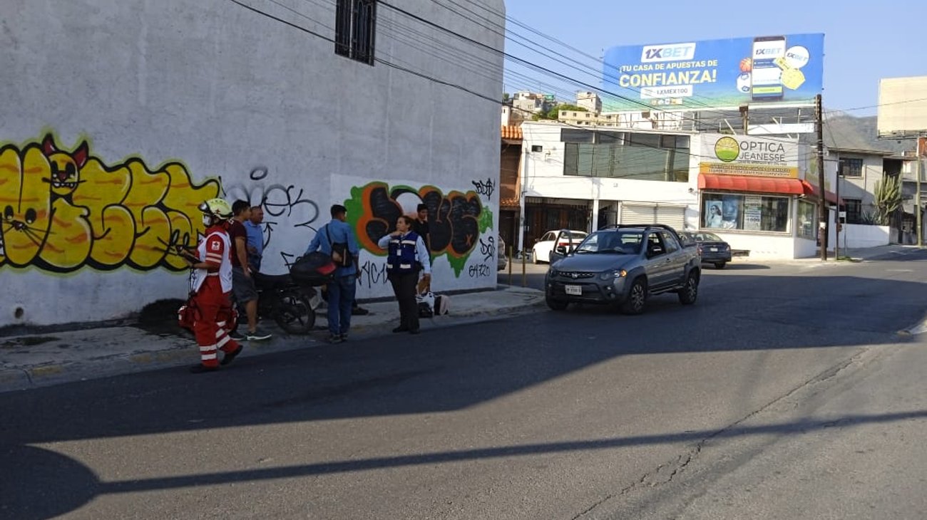 Choca pareja que viajaba en moto contra camioneta