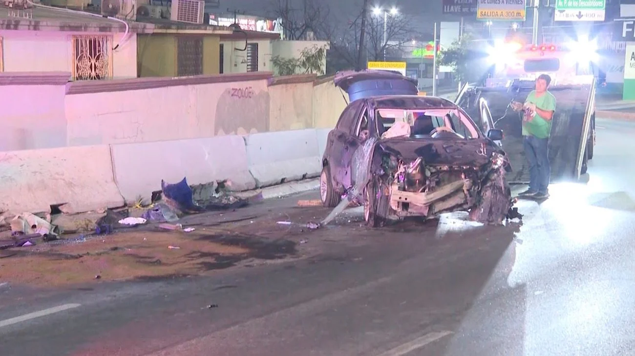 Choca y vuelca su auto contra muro en Paseo de los Leones