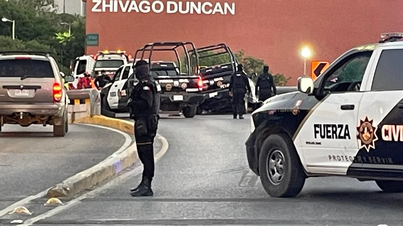 Choca patrulla de Fuerza Civil contra camellón