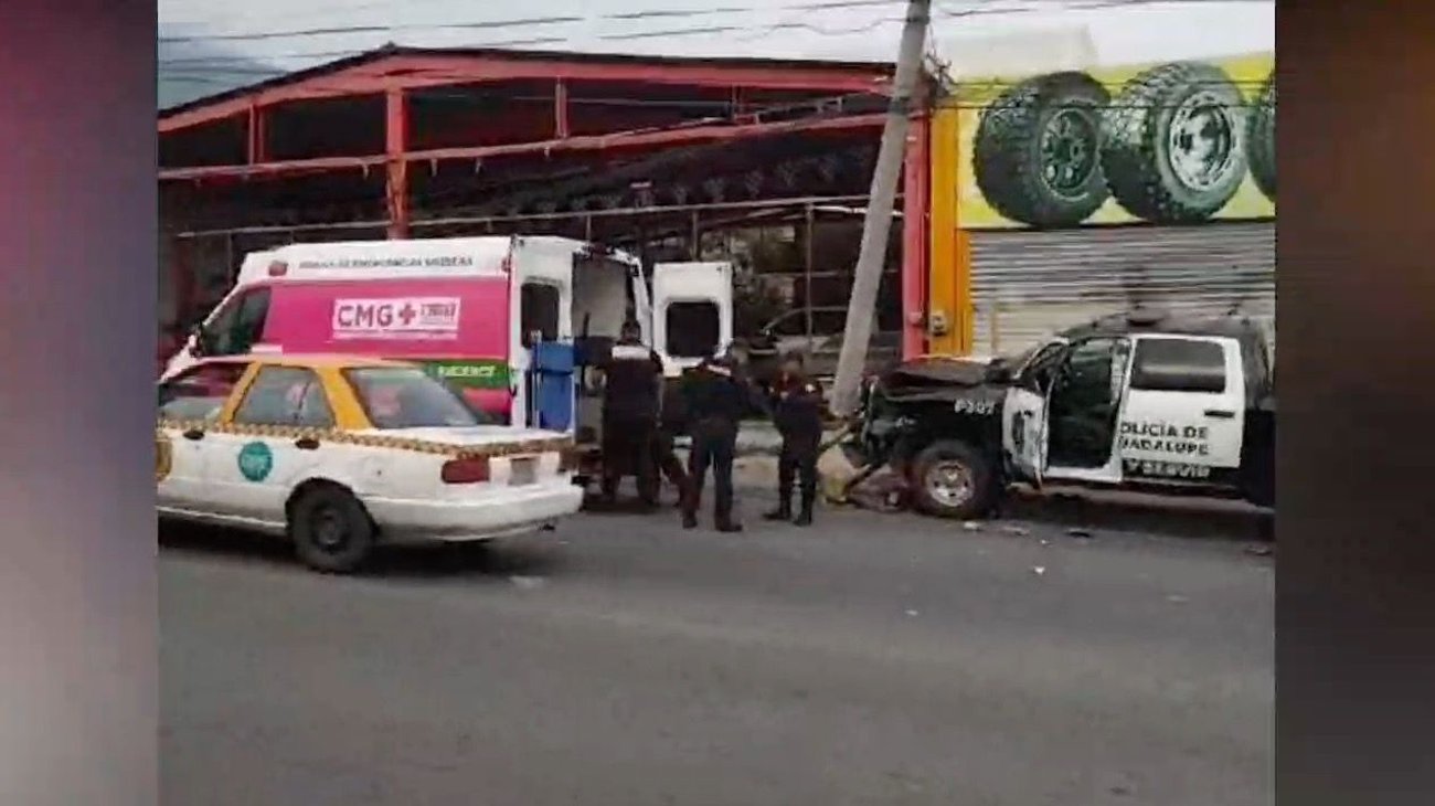 Policía queda lesionado al estrellar patrulla contra poste