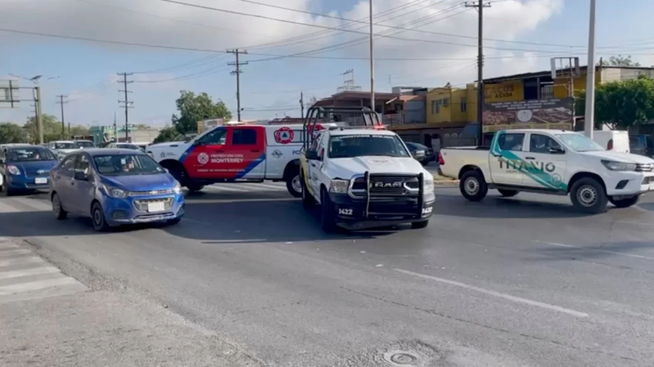 Choca patrulla de la Policía de Monterrey contra dos autos