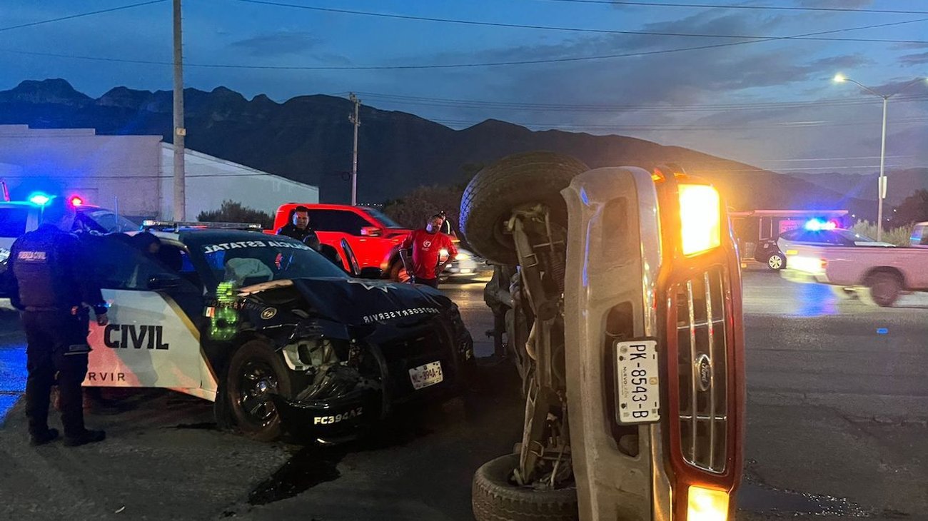 Choca patrulla de Fuerza Civil camioneta y provoca volcadura