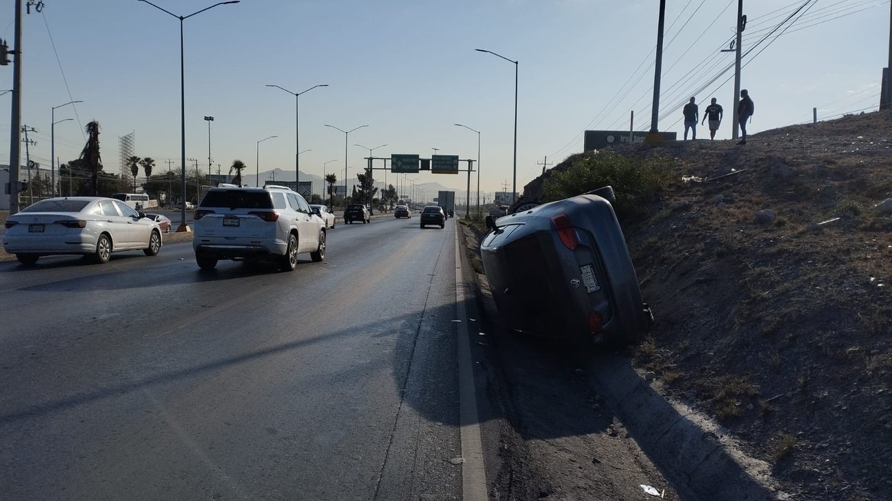 Se registra choque por alcance y volcadura en Ramos Arizpe