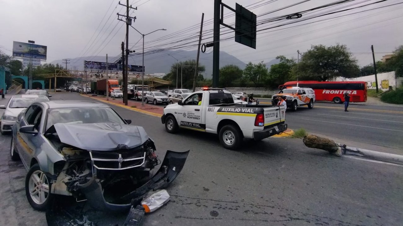 Se impacta conductora contra poste en Garza Sada