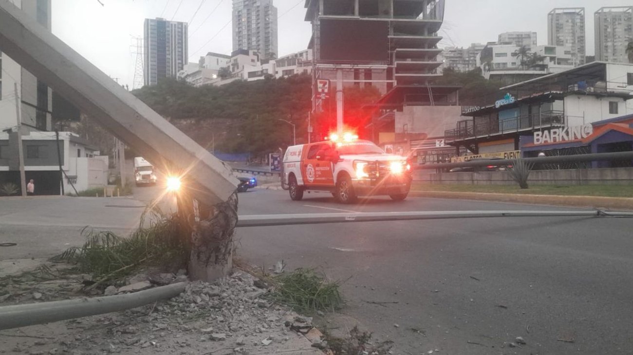 Vuelca tras chocar contra poste sobre av. Rangel Frías, Monterrey