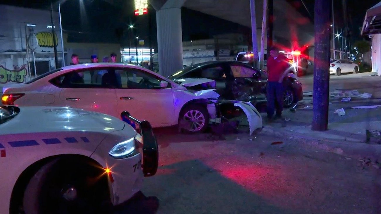 Choque deja dos personas con golpes y daños materiales