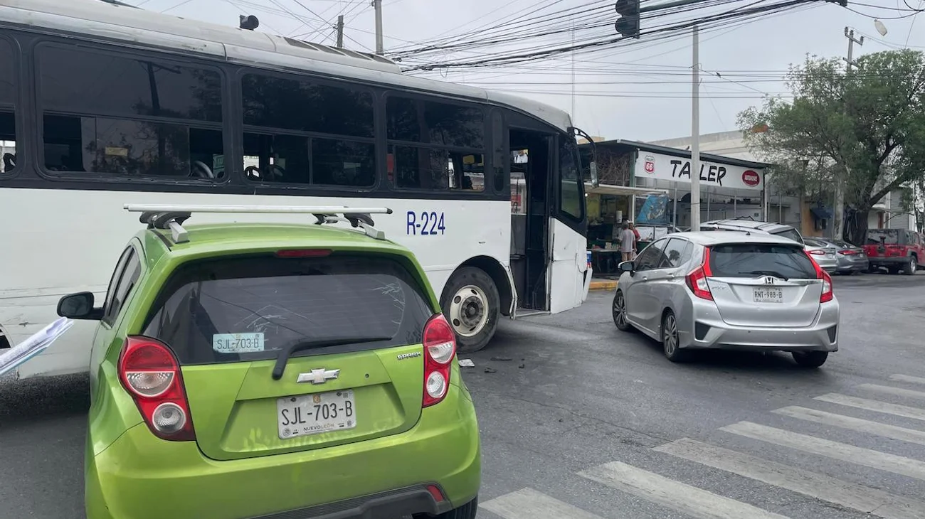 Chofer de ruta 224 intenta huir tras choque en la Nuevo Repueblo